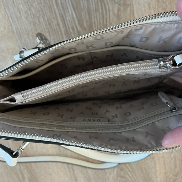 DKNY Dome faux Leather tote bag satchel soft white w/blue & red stripe. 2021 - Picture 9 of 10